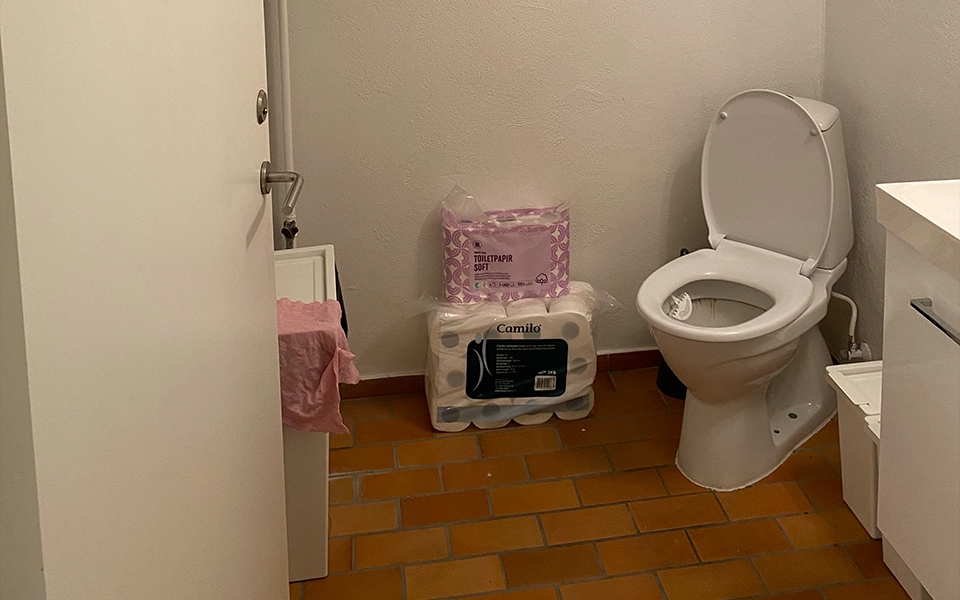 badevarelse med roede klinker